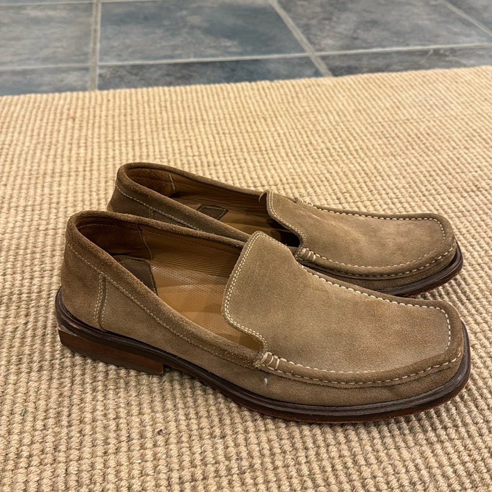 Kenneth Cole Perfecto Suede Loafer in size 9
